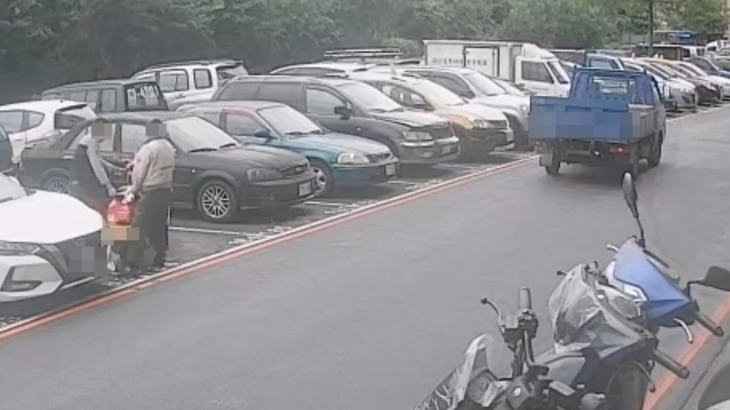 找嘸車格來這招!2男「徒手搬重機」亂放 網批:沒知識
