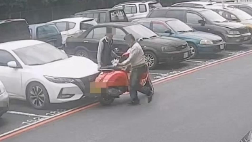 重機被搬出車格。(圖/翻攝Facebook重機車友 ❘ 各區路況天氣、資訊分享中心)