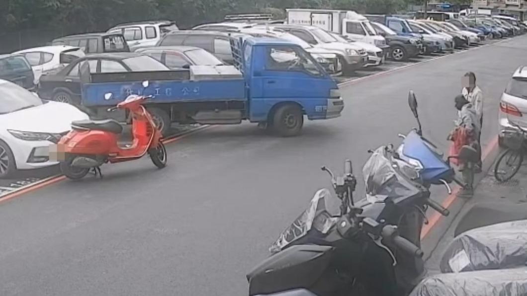貨車停進去重機的車格內。(圖/翻攝Facebook重機車友 ❘ 各區路況天氣、資訊分享中心)