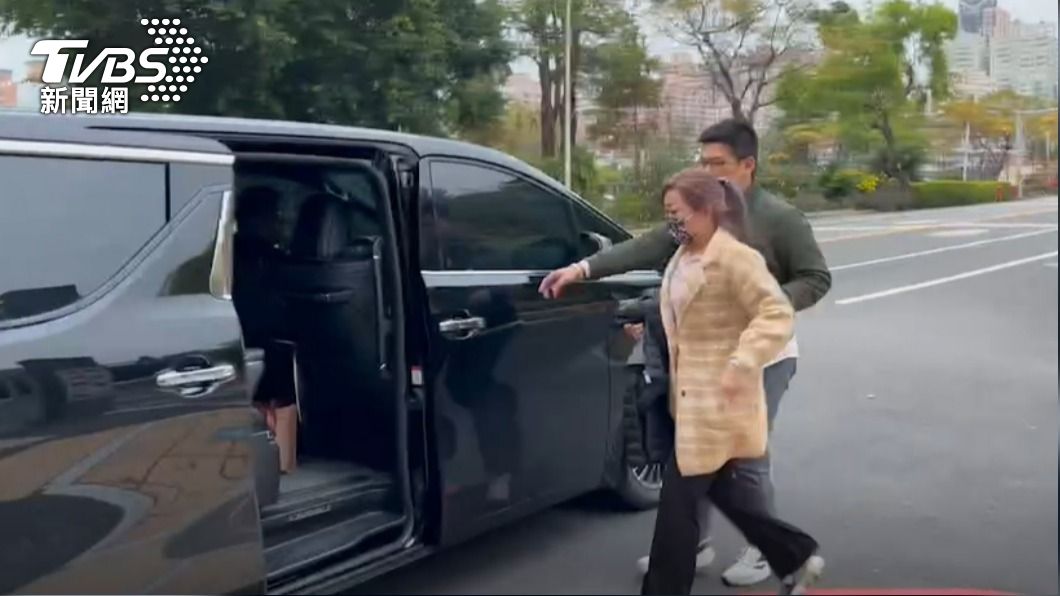 邱莉莉友人快跑上車。(圖/TVBS)