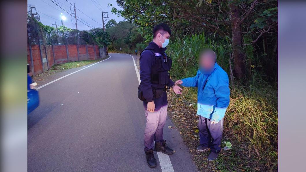 警方勸老翁回安養院(圖/警方提供)