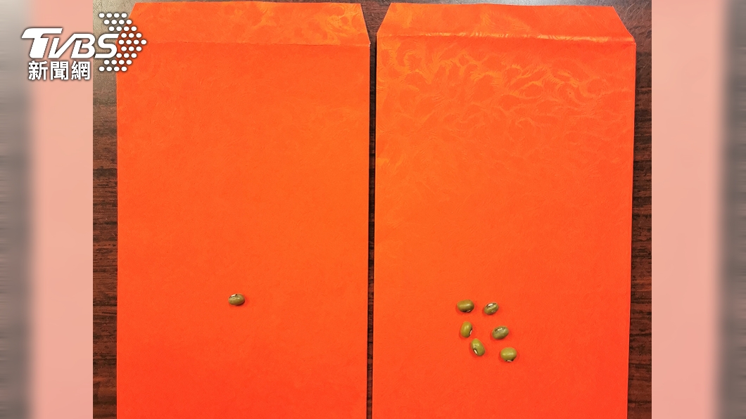 楊登嵙說，可準備2個紅包，紅包一個包1顆綠豆，另一個包6顆綠豆。（圖／楊登嵙提供）