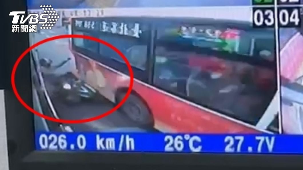 嚇死人!婦騎機車變換車道欲超車 慘遭2輛公車夾擊險輾