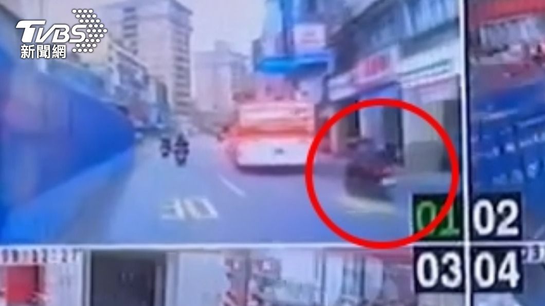 婦人變換車道打算超越公車。(圖/TVBS)
