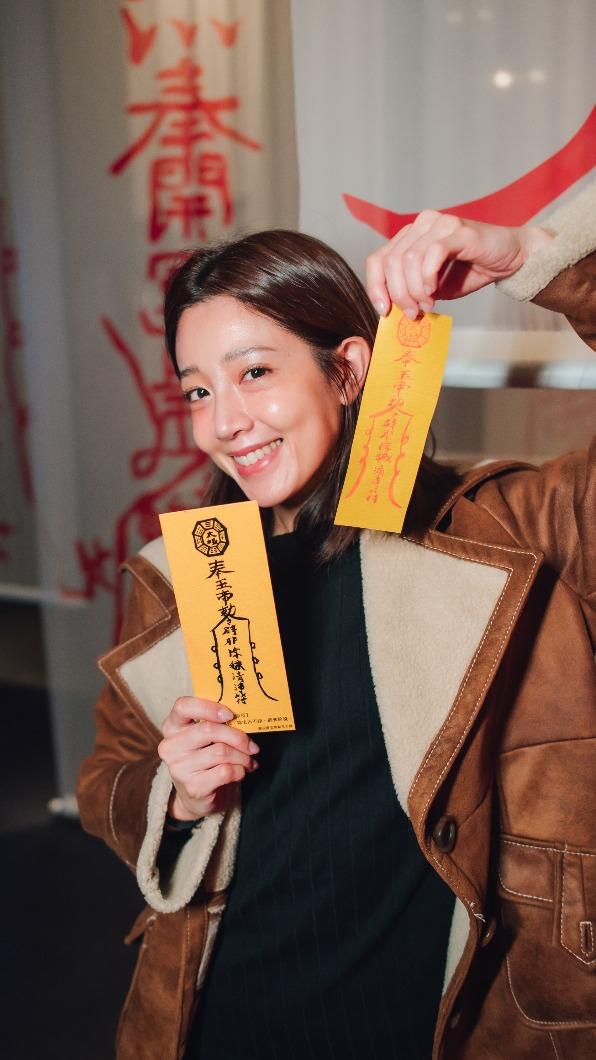 黃薇渟逛完展覽，嚇到全身發熱。（圖／寬宏藝術提供）
