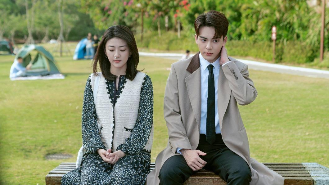 「電眼男神」曾舜晞拍吻戲笑意藏不住 大讚梁潔:很會親