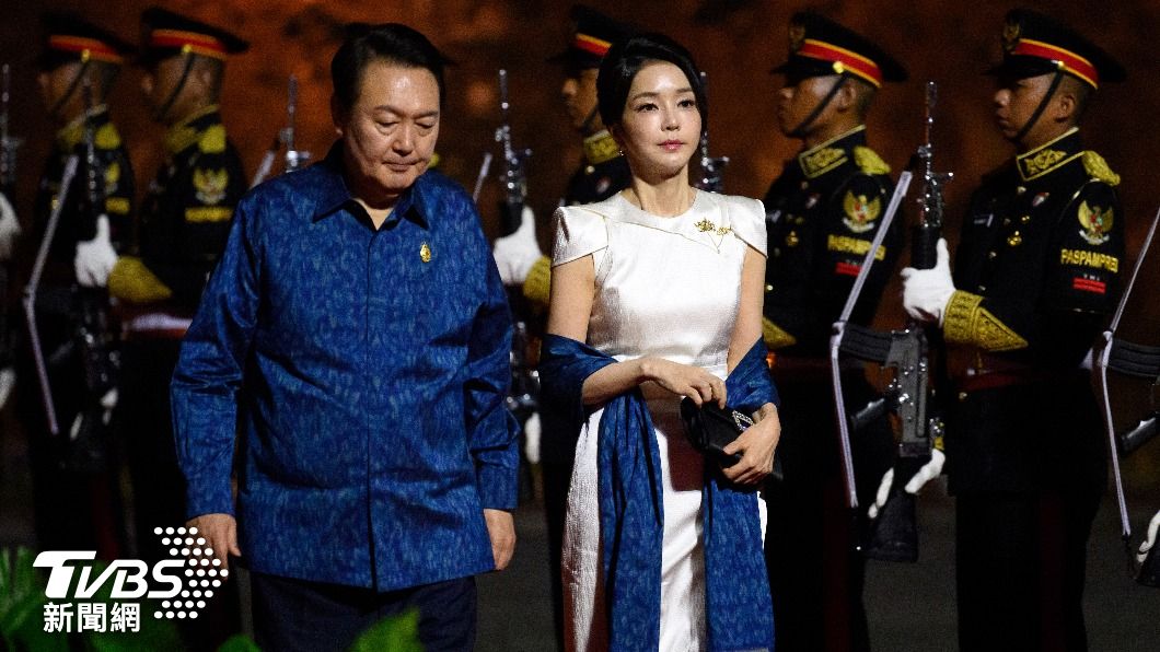 陪同丈夫尹錫悅（左）出席印度G20峰會的金建希，再次面臨碩論抄襲風波。（圖／達志影像路透社）