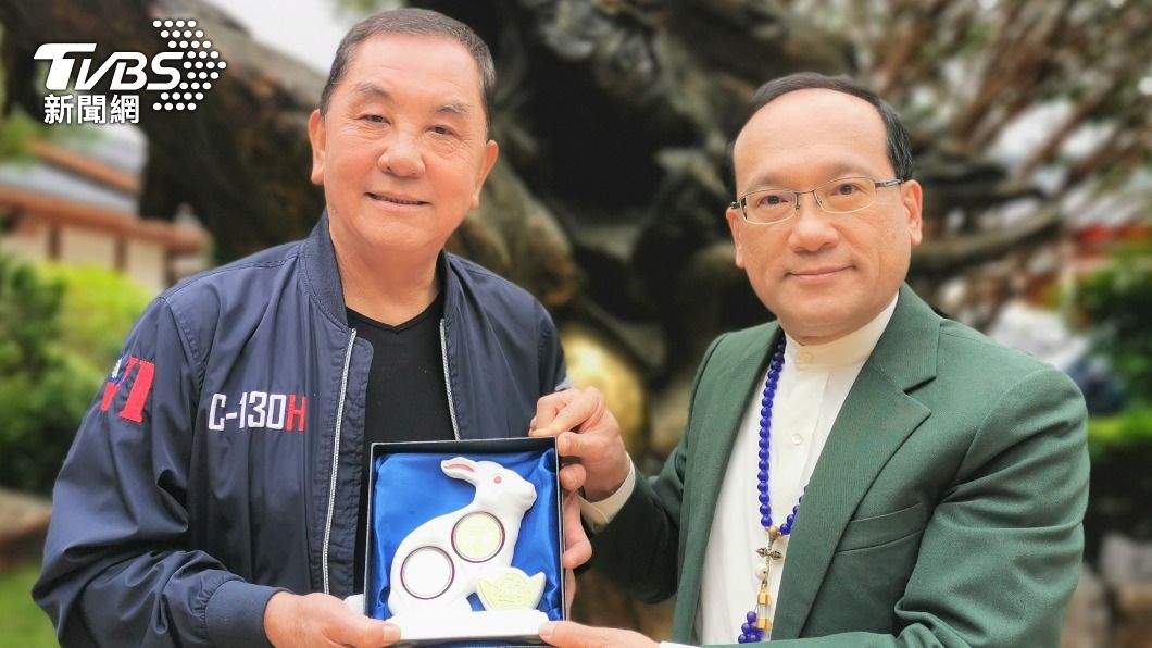 命理師楊登嵙(左)與竹山鎮紫南宮主委莊秋安手持「兔年錢母」套幣。(圖/楊登嵙提供)