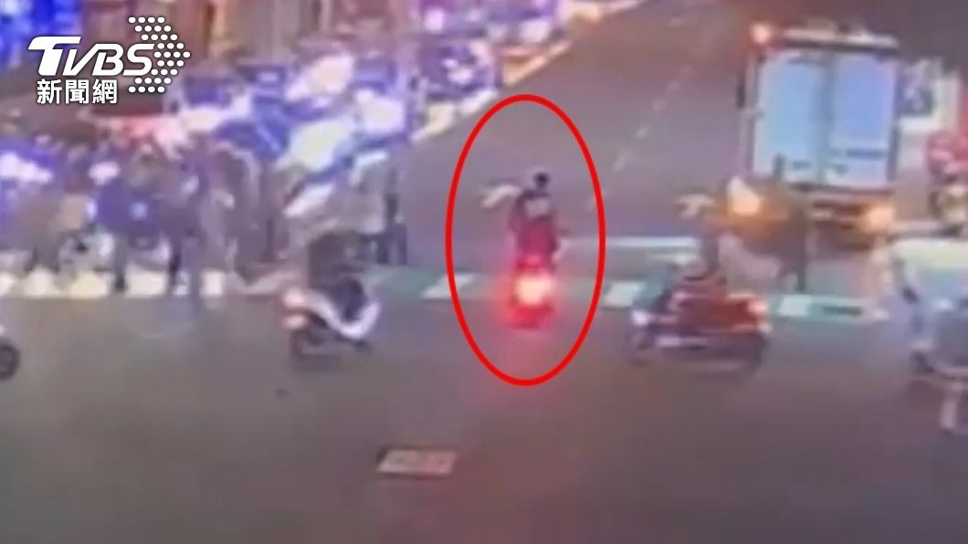 男子站在路口指揮交通被真員警發現。(圖/TVBS)