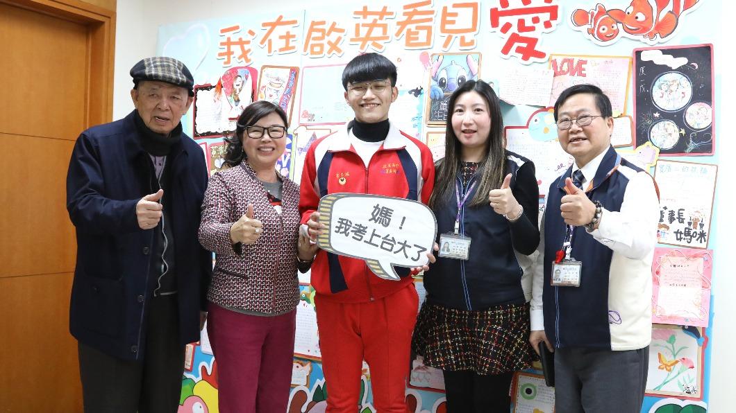 李忠誠（中）順利考取台大會計系。（圖／啟英高中提供）
