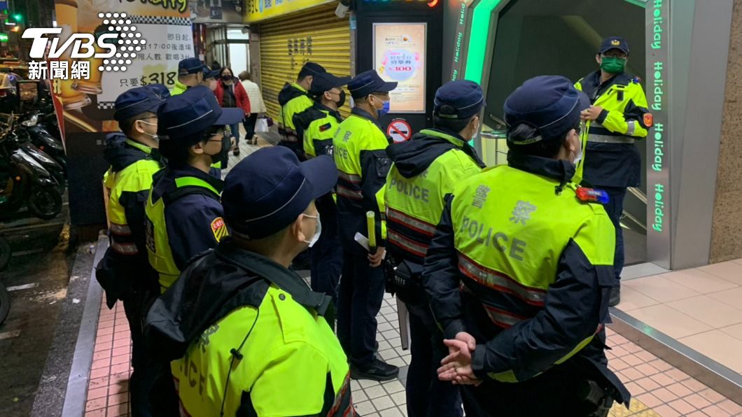 警方臨檢轄內治安熱點，一晚逮捕3名毒蟲。（圖／TVBS）