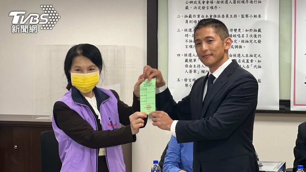 吳怡農抽籤抽到第一順位發言。(圖/方炳超攝)