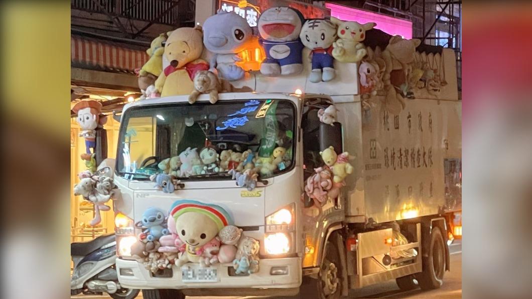 桃園出沒「奇幻回收車」 網驚滿車遺棄娃娃:孤兒院嗎?