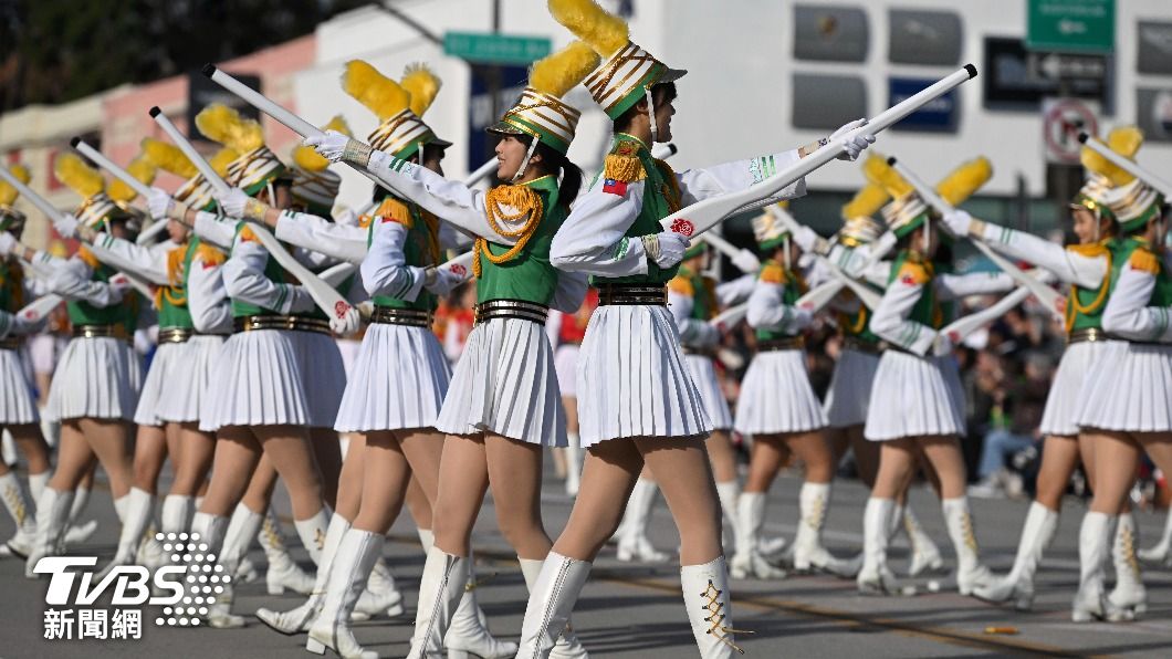 遠赴加州參與玫瑰花車遊行，北一女樂儀旗隊以精湛表演征服觀眾。（圖／達志影像美聯社）