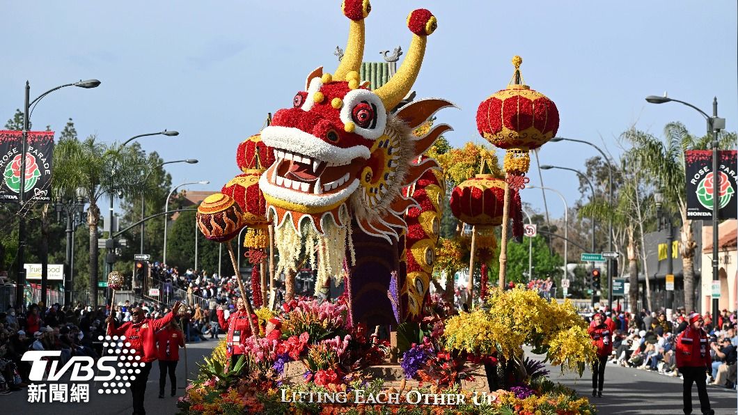 以中國傳統形象的龍為主題，大型花車在遊行中亮相。（圖／達志影像美聯社）