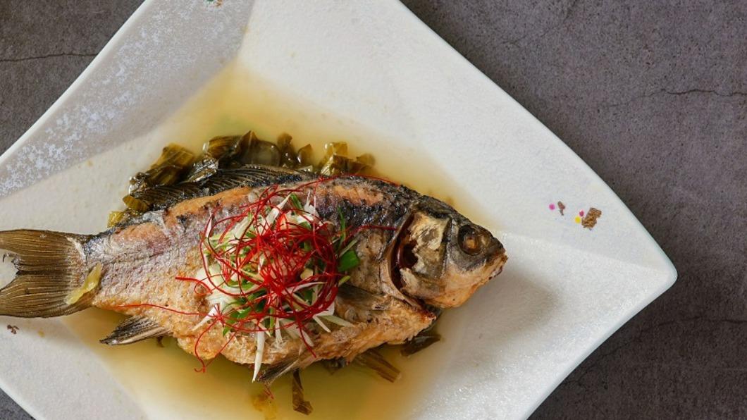 遊子思鄉菜的「潮式酸菜鯽魚」肉鮮汁清味醇。(圖/潮品集‧潮坊提供)