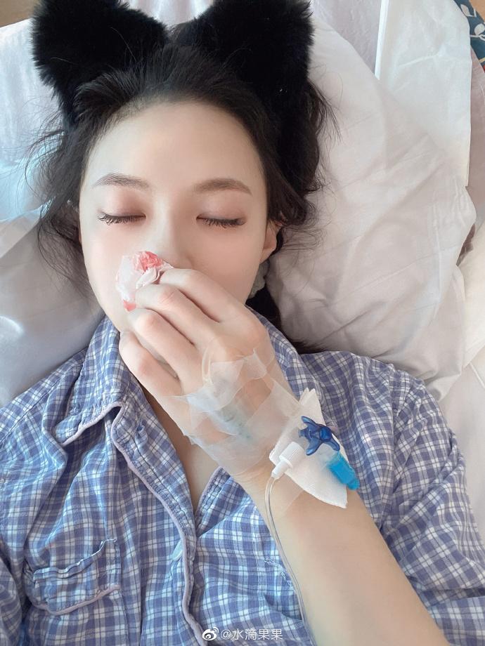 水滴果果因為鼻竇炎開刀。（圖／翻攝自水滴果果微博）