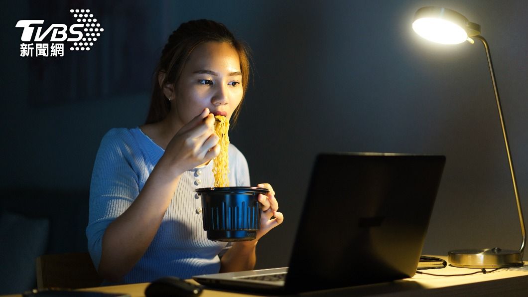 睡前3小時進食是現代人常犯的NG行為。(示意圖/shutterstock達志影像)