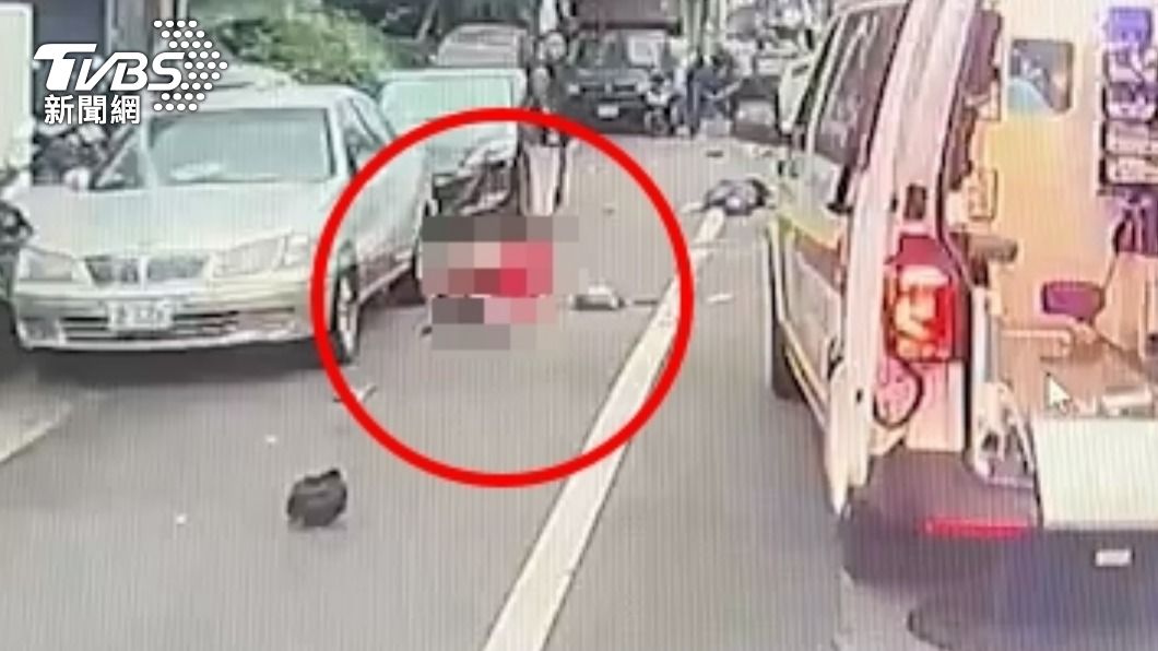 邱男女兒跪在爸爸旁邊哭喊。(圖/TVBS)