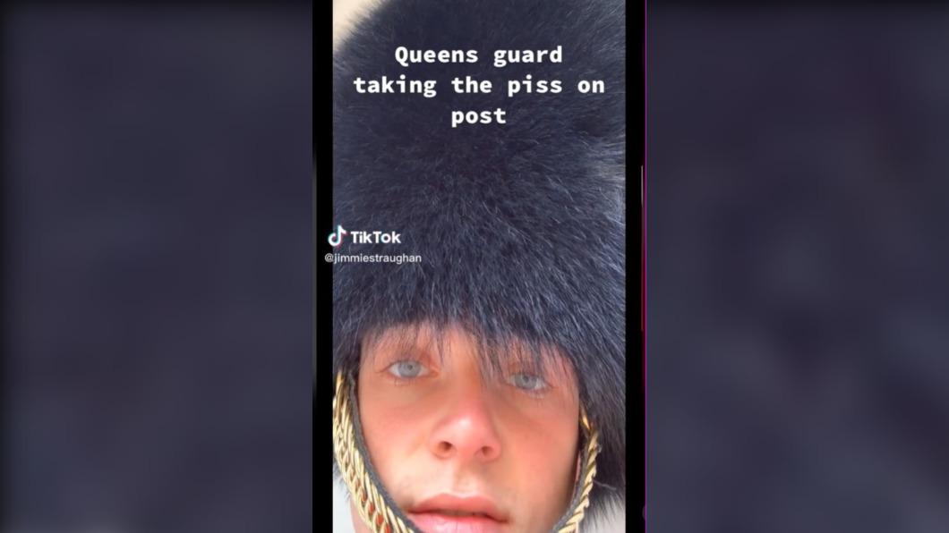 英國衛兵值勤時拍抖音!嫌站哨太無聊 摸魚被女王抓包