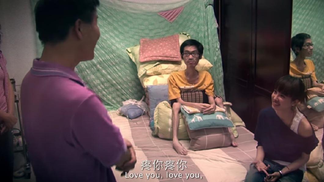 Jolin(右)曾到歌迷家中探望,除了心疼歌迷勇抗罕病,也相當擔心家屬。(圖/翻攝自蔡依林YouTube)