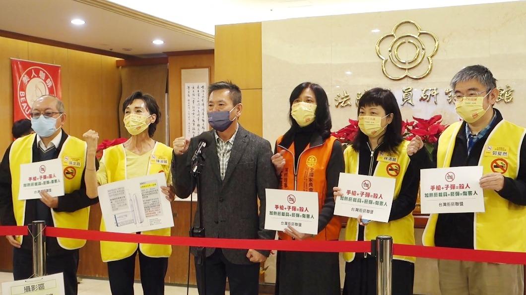家長及拒菸團體代表偕同林為洲委員(左三)。（圖／董氏基金會提供）