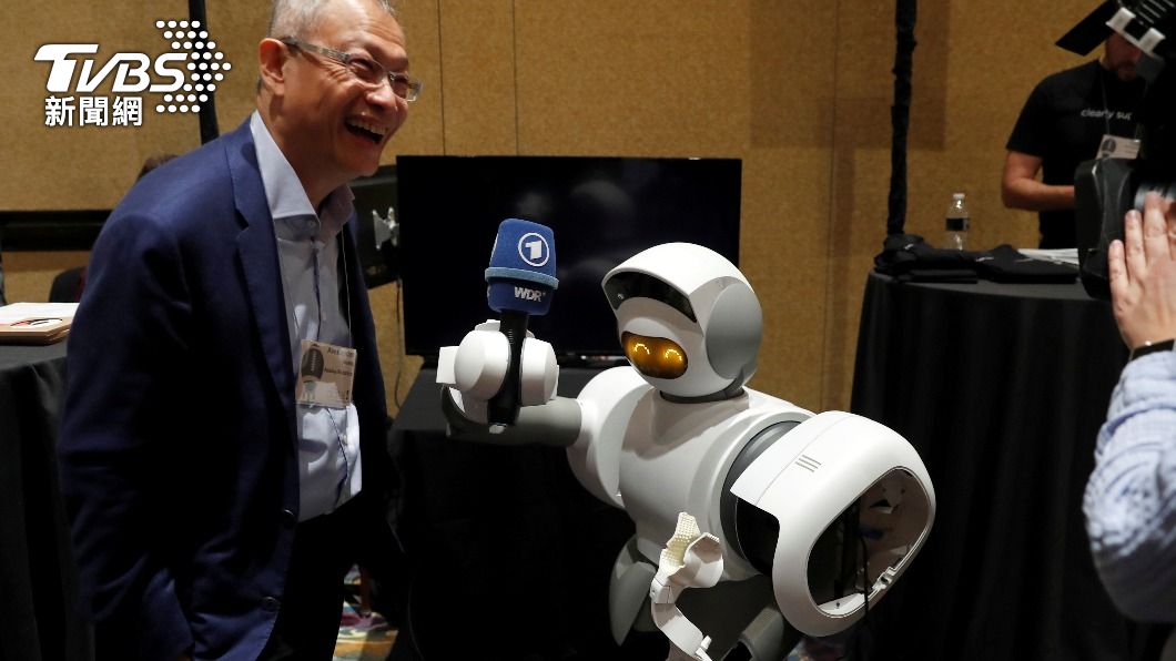 Aelous Robotics CEO黃存義在2018年攜首款「單臂機器人」亮相。(圖/達志影像路透社)