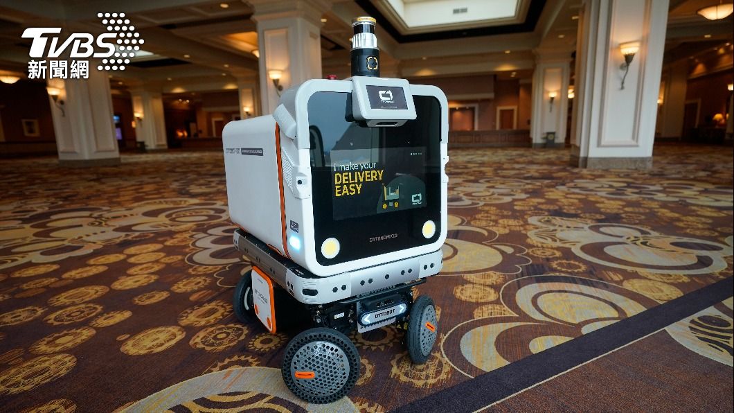 由機器新創公司Ottonomy所研發的 Ottobot Yeti ，以全自動的方式運送餐點至客戶手中。（圖／達志影像美聯社）