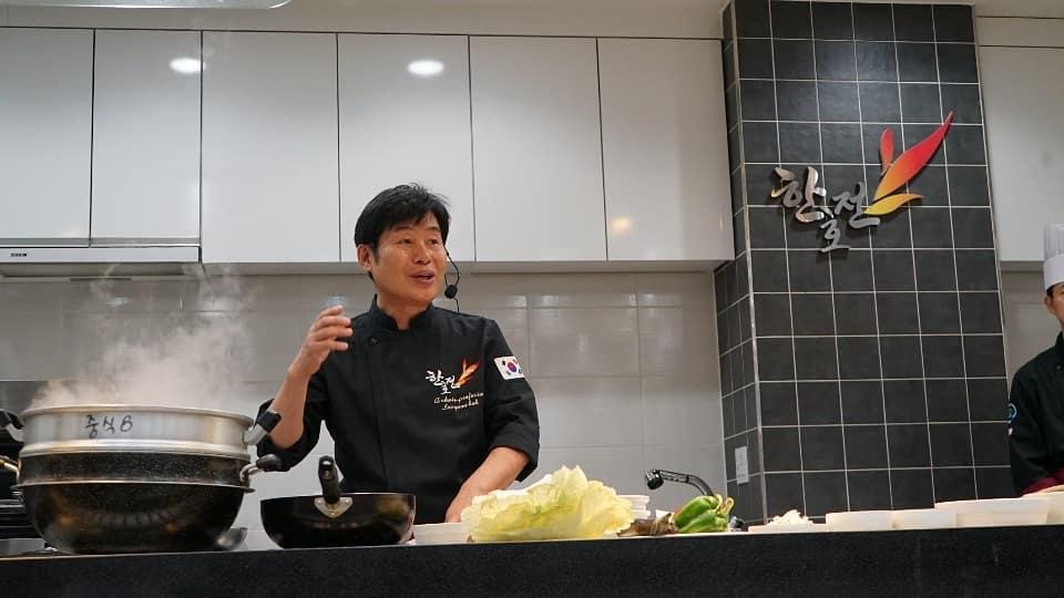 李連福是南韓有名的中華料理廚師,常上節目秀廚藝。(圖/翻攝自李連福IG)