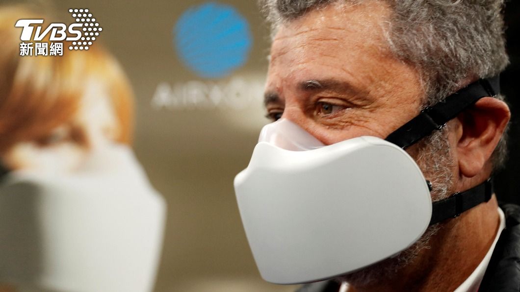 AIRXÔM推出全球第一款自主呼吸保護口罩，可以阻隔空氣汙染、病毒等。（圖／達志影像路透社）