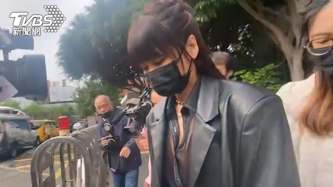 丟丟妹被問是否哭了,沒有回應快步離去。(圖/TVBS)