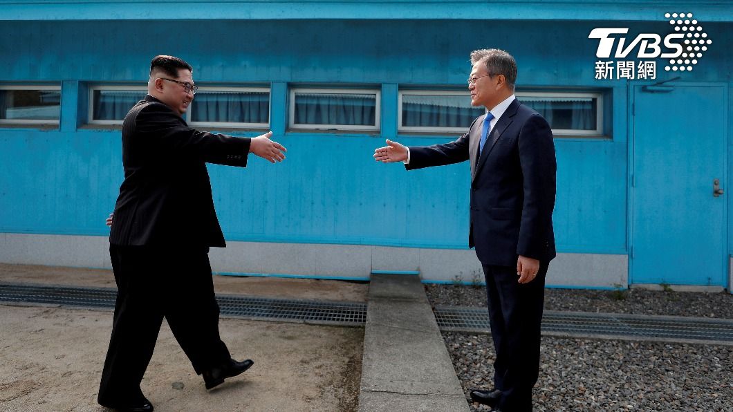 北韓領導人金正恩與前南韓總統文在寅於2018年簽訂《919軍事協議》。（圖／達志影像路透社）