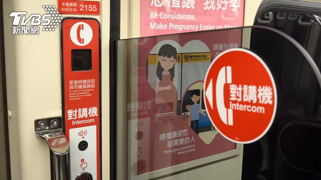 如見其他旅客任何異常行為,在列車上透過車門旁通話器通知站務人員。(圖/TVBS資料畫面)