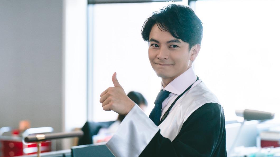 楊銘威演學渣導演大讚像金凱瑞。(圖/群之噰傳播有限公司提供)