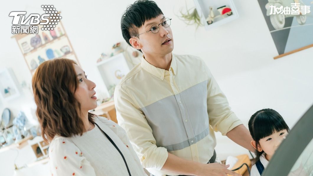 楊晴(左一)劇中育有6歲女兒。(圖/TVBS)