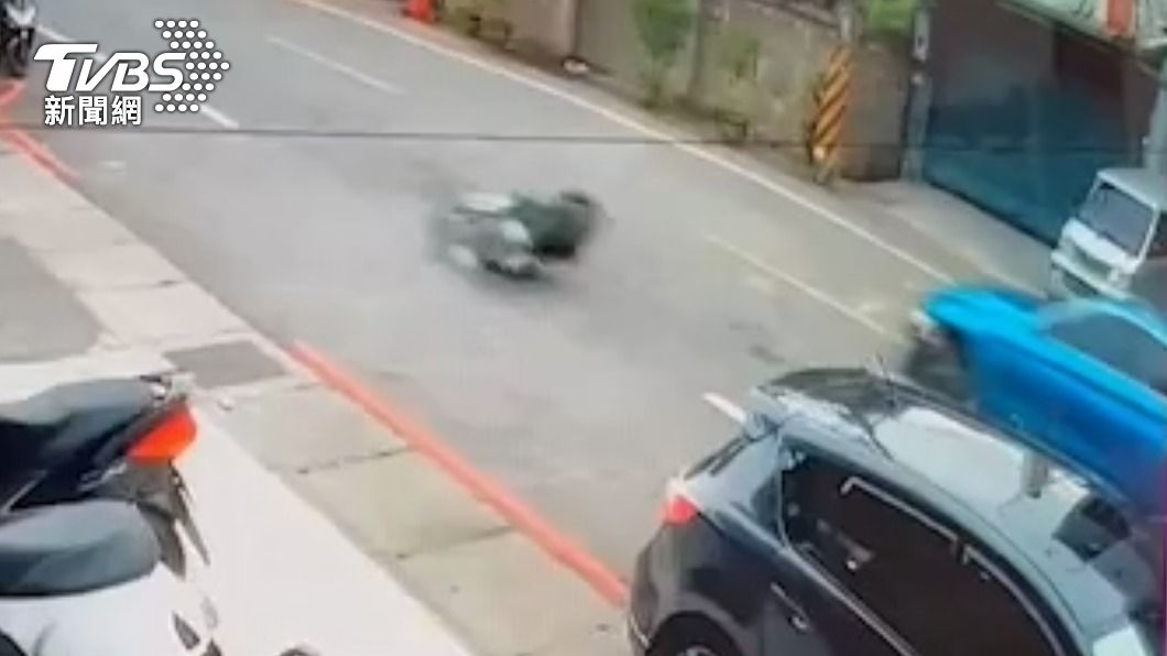 BMW偏離車道,機車整個彈飛滑行。(圖/TVBS)