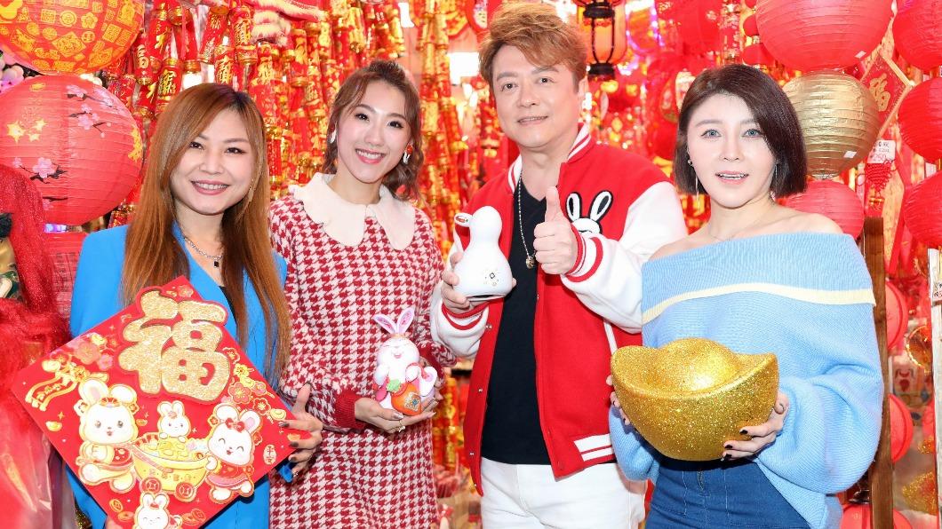 翁立友(右2)帶著師妹一起拜年。(圖/豪記唱片提供)