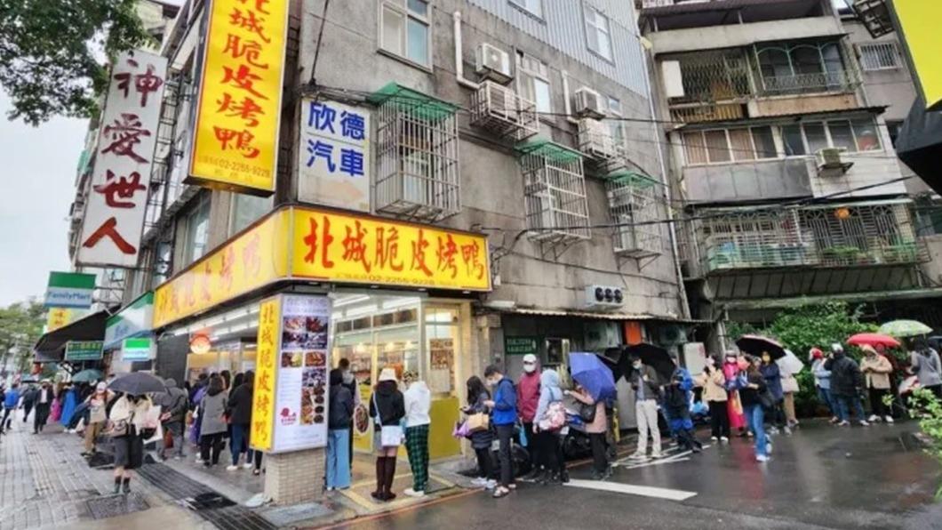 人潮從大馬路排到隔壁小巷真的超狂。(圖/米寶麻幸福滿載提供)