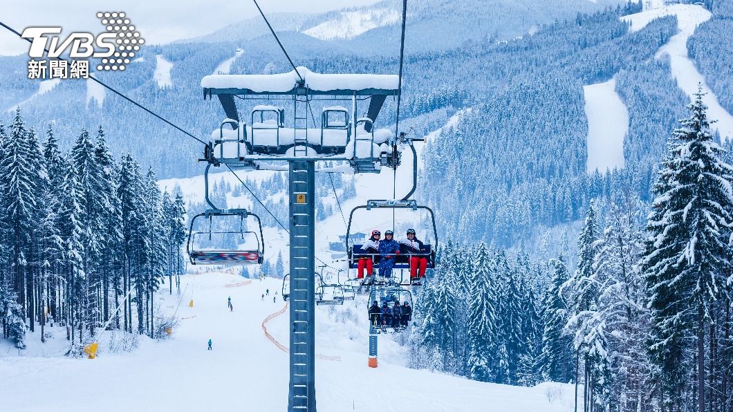 員工慘被纜車甩飛!墜15公尺深谷 「插進」雪中重傷身亡