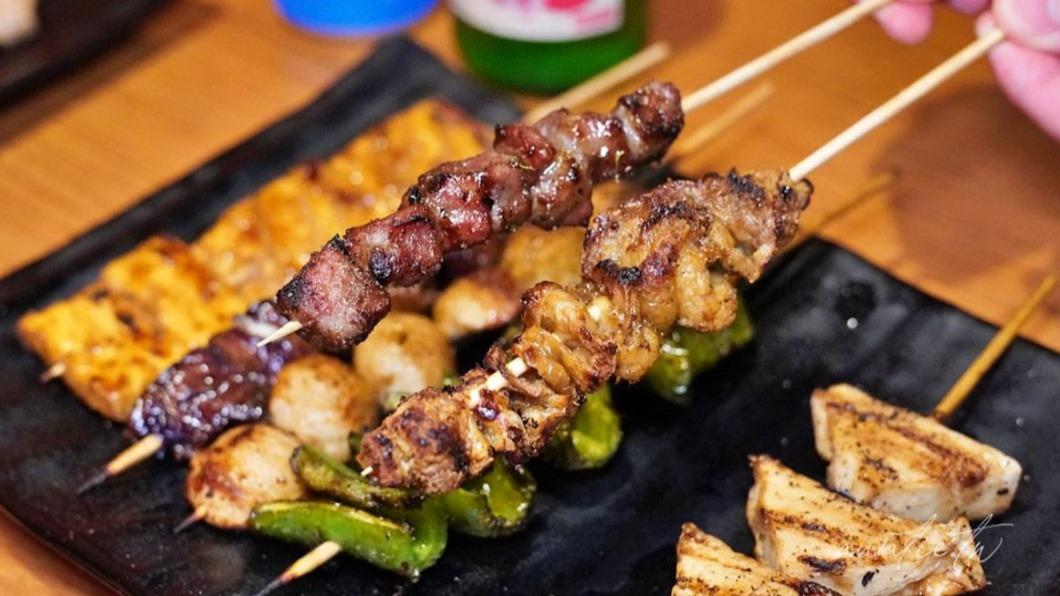 和風焦糖口味點了羊肉串和雞皮,鹹甜鹹甜的滋味。(圖/水晶安蹄不務正業過生活提供)