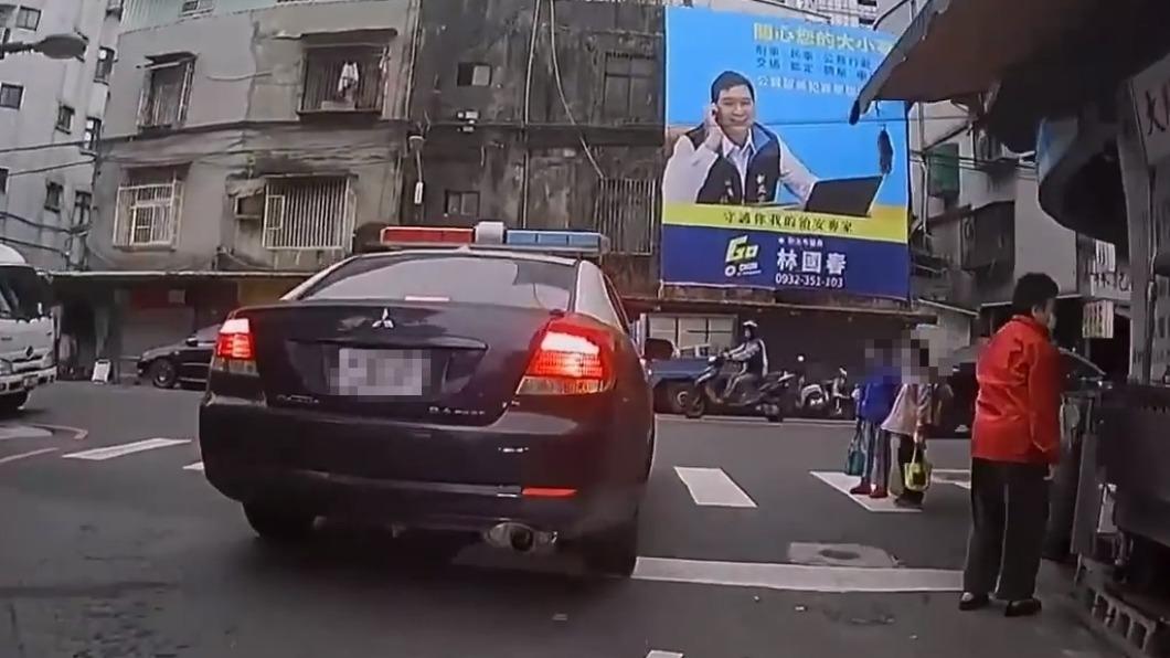 警車不讓2孩童先行挨轟「行人地獄」 海山警認錯:開單舉發