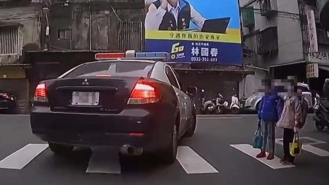 2學童停下來等警車通過。(圖/YouTube WoWtchout - 地圖型行車影像分享平台)