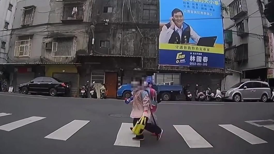 孩童通過路口時還跟後方車主致意道謝。(圖/TVBS)