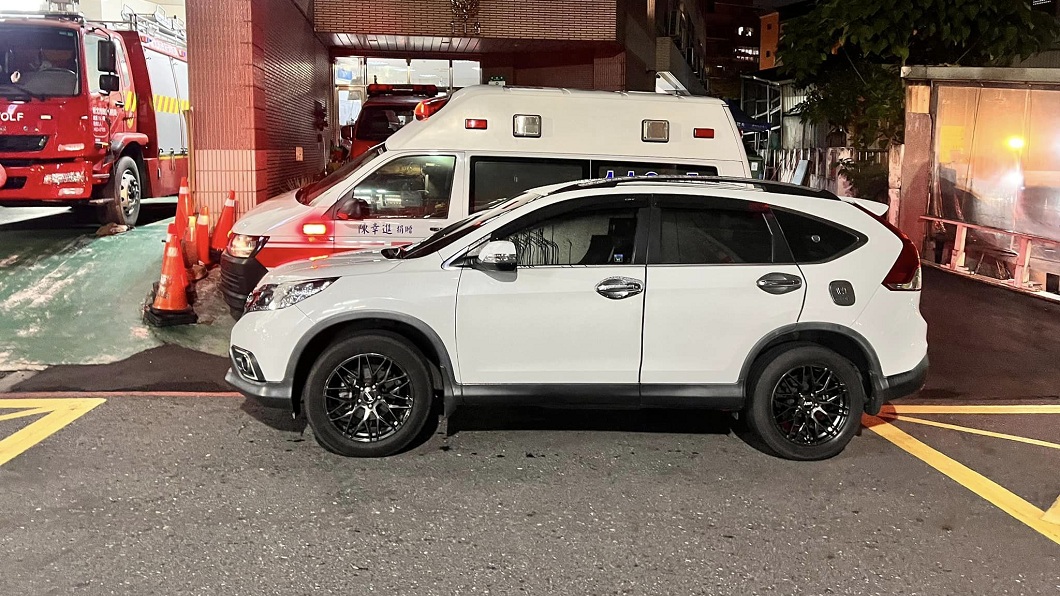 扯!轎車違停擋救護車「無法救人」 車主無歉意還慢慢走