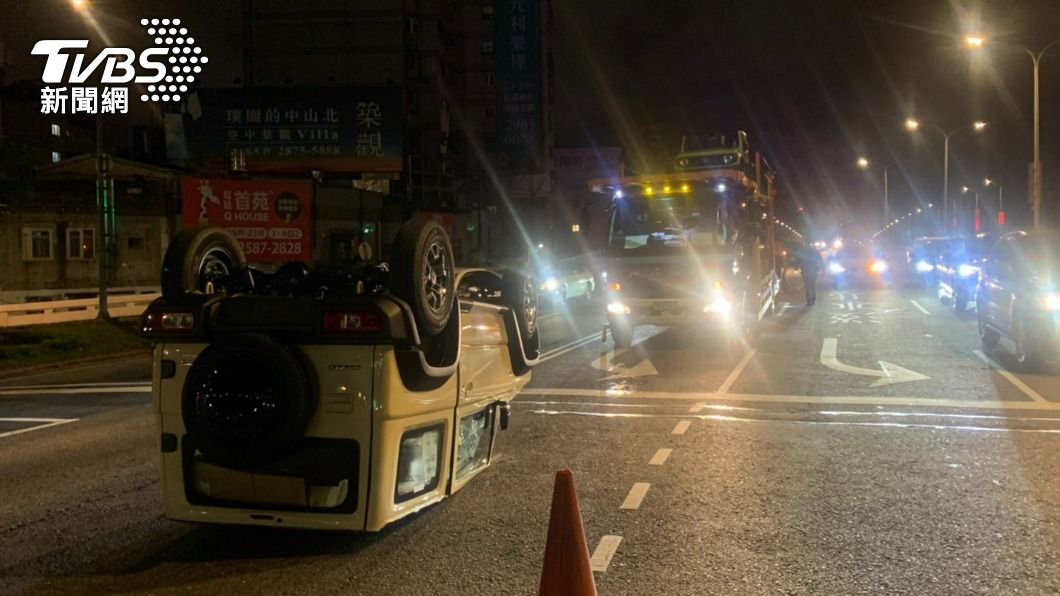 運輸車紅燈急煞 這款超夯新車「前滾翻」四輪朝天慘摔