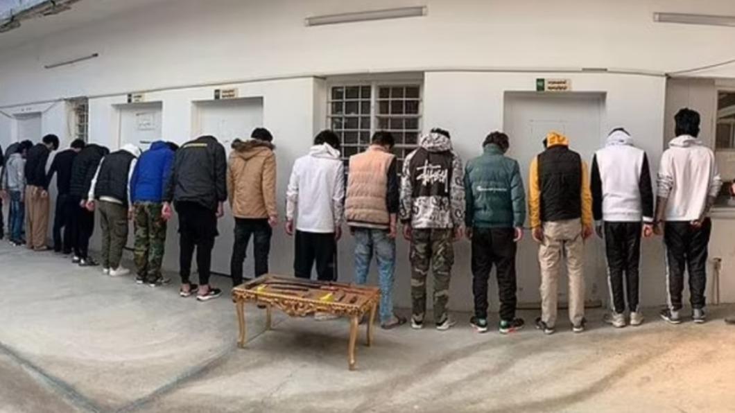 加害的16名男子已全數被逮捕。（圖／翻攝自《每日郵報》）