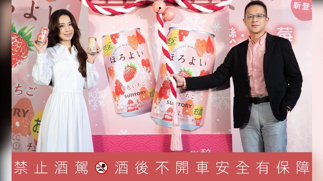 田馥甄（左）和台灣三得利總經理開心宣布新品上市。（圖／台灣三得利提供）