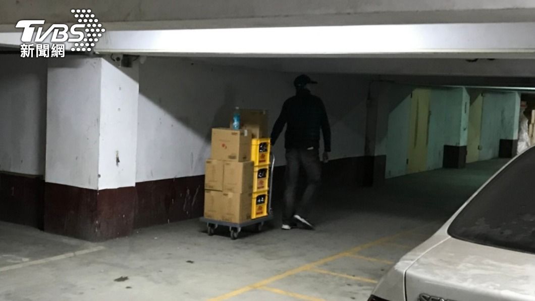 學校時不時有人員補貨放酒。(圖/全國私校工會提供)