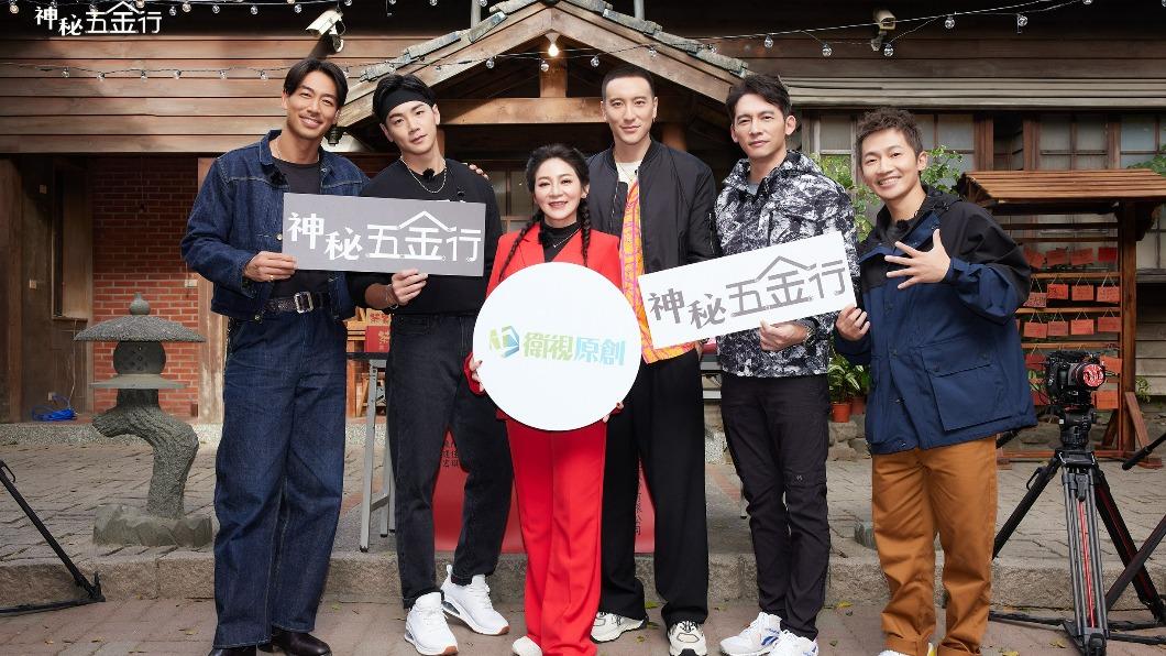 AKIRA(左起)、王彩樺、禾浩辰、王陽明、温昇豪、蔡昌憲錄實境節目。(圖/衛視中文台提供)