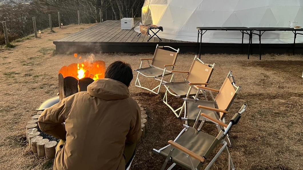 詹雅雯自爆有帥哥幫忙生火。（圖／翻攝自詹雅雯臉書）